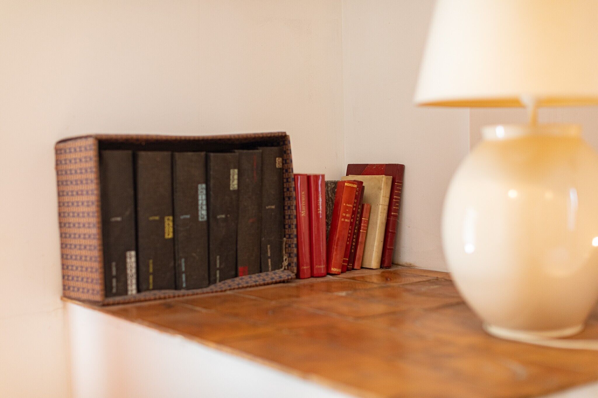 Ein Bücherregal mit Büchern und einer Lampe.