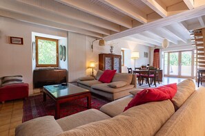 Televisión y chimenea 