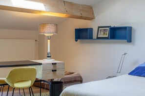 5 bedrooms, iron/ironing board, WiFi, bed sheets