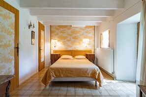 Tabla de planchar con plancha, wifi y ropa de cama