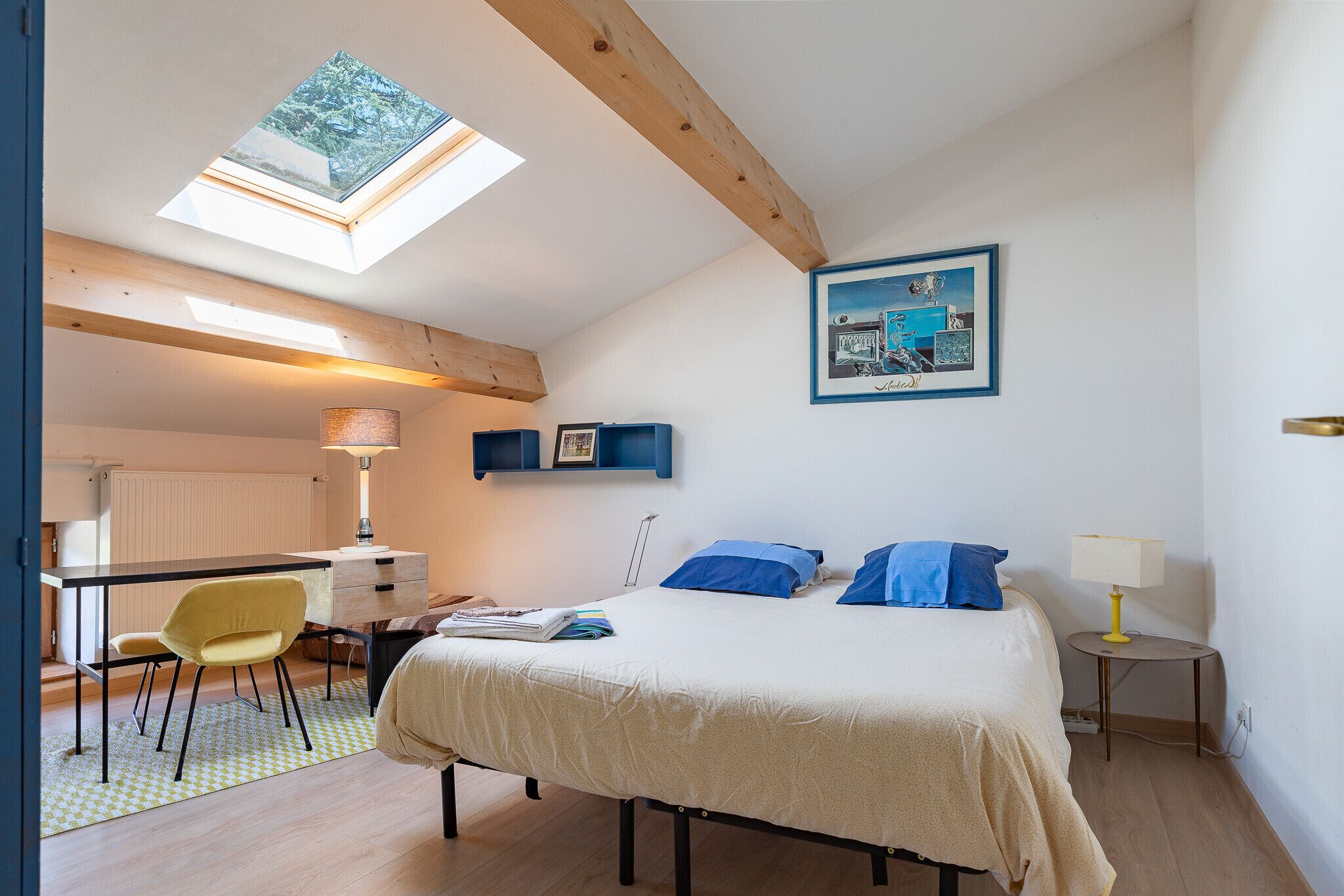 5 bedrooms, iron/ironing board, WiFi, bed sheets