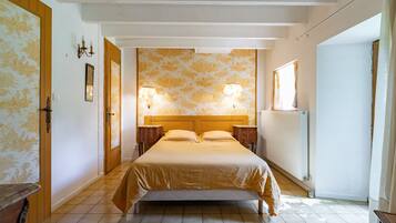 5 bedrooms, iron/ironing board, WiFi, bed sheets