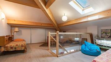 5 bedrooms, iron/ironing board, WiFi, bed sheets