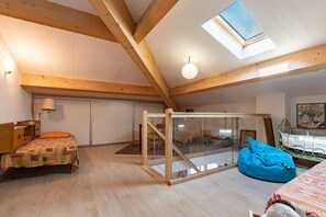 5 habitaciones, tabla de planchar con plancha, wifi y ropa de cama 