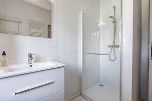 Shower, hair dryer, towels - Country House 'La Gabbro' with Mountain View, Private Terrace and Wi-Fi (Saint-Barthélemy-Grozon)