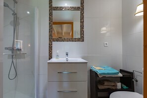 Dusche, Haartrockner, Handtücher