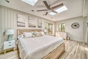 Tabla de planchar con plancha, wifi y ropa de cama 