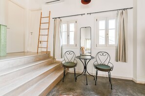 Ropa de cama de alta calidad y escritorio