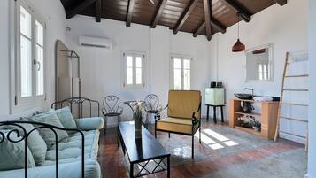 Suite, balkon, pemandangan laut | Seprai premium, meja kerja, dan ruang kerja ramah laptop