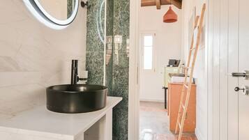 Suite, Balcony, Sea View | Bathroom | Shower, free toiletries, hair dryer, towels