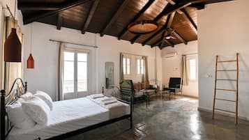 Suite, balkon, pemandangan laut | Seprai premium, meja kerja, dan ruang kerja ramah laptop