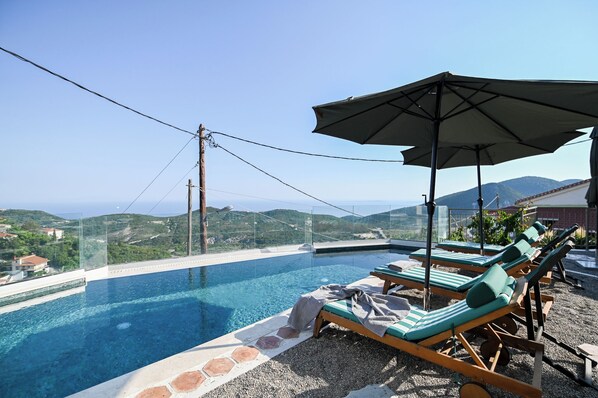 Una piscina al aire libre de temporada