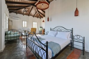 套房, 陽台, 海景 | 高級寢具、書桌、筆電工作空間、熨斗/熨衣板