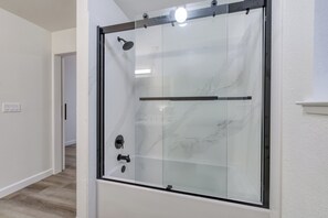 Een douche, een haardroger, handdoeken, zeep