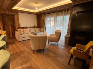 TV - New 3-bedroom apartment, parking and WIFI in Val-d'Isère (Val-d'Isère)