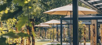 Experience luxury and nature at the Reeëndal Lodge on the Veluwe! With 1 bedroom, 1 sleeping loft, and a fully equipped kitchen, you can completely unwind in the lovely private hot tub.