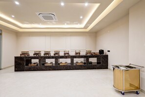 Free daily buffet breakfast