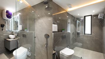 Shower, rainfall showerhead, free toiletries, hair dryer