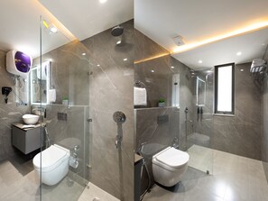 Shower, rainfall showerhead, free toiletries, hair dryer