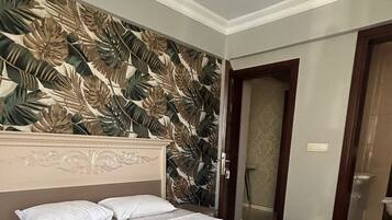 Standaard kamer, balkon, uitzicht op zwembad | Een bureau, een laptopwerkplek, een strijkplank/strijkijzer, gratis wifi