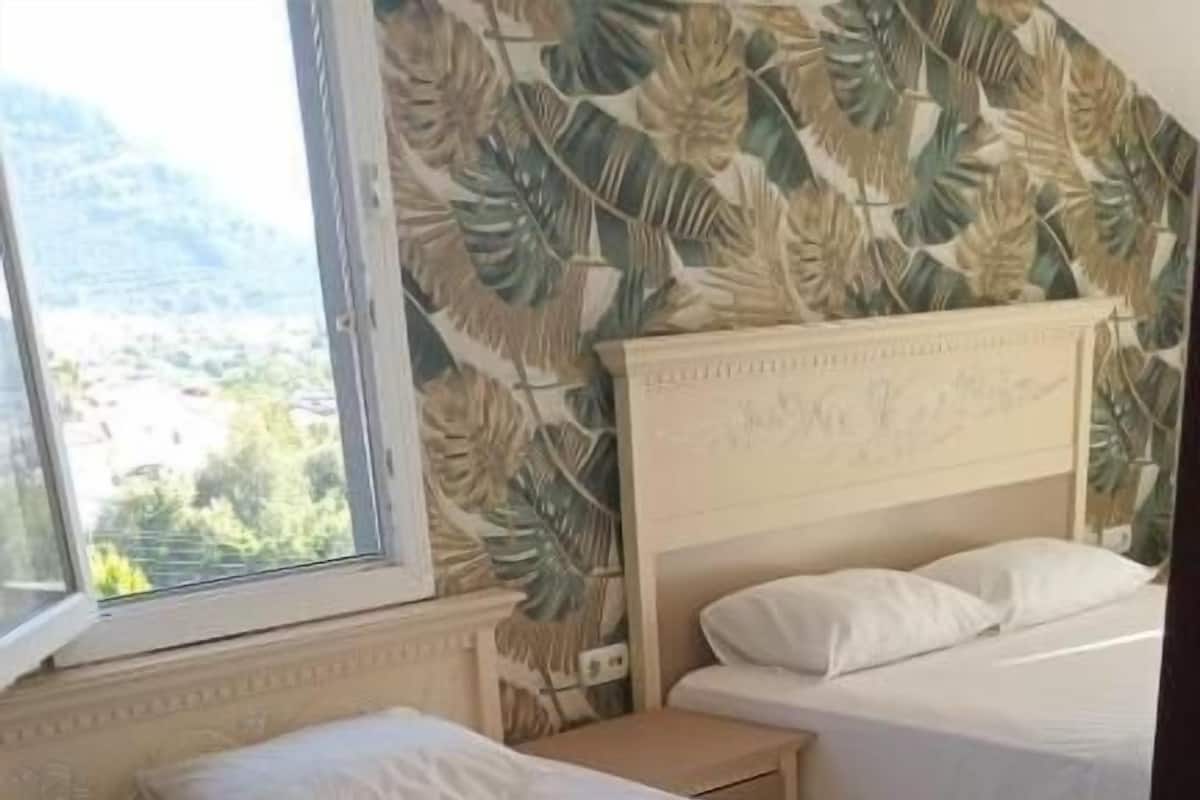 Desk, laptop workspace, iron/ironing board, free WiFi