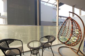 Estúdio, vista para a piscina | Sacada