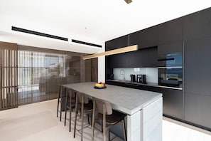 Køleskab, mikrobølgeovn, ovn, kogeplade