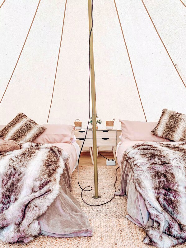 1 bedroom, bed sheets