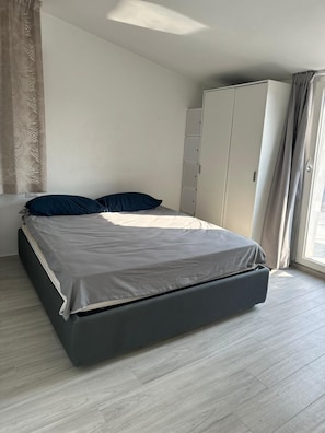 1 bedroom, desk, soundproofing, internet