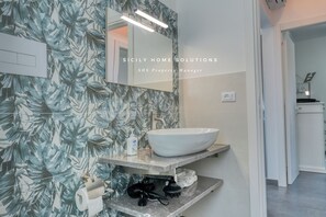 Een douche, een haardroger, een bidet, handdoeken