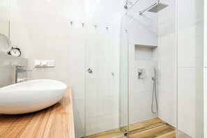 Dusche, Haartrockner, Handtücher
