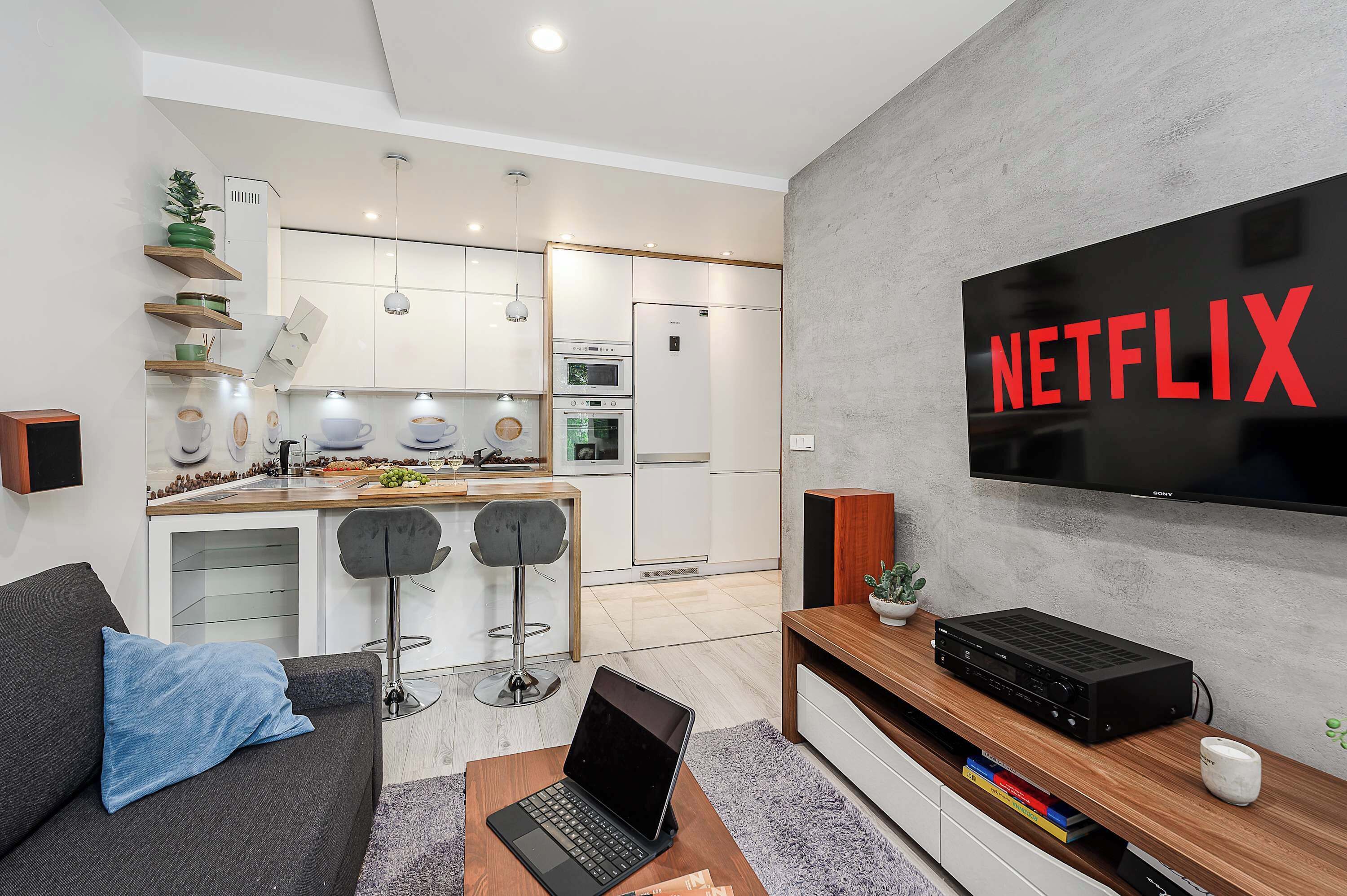 Een televisie, een stereo en een kantoor
