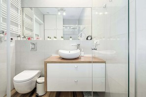 Shower, hair dryer, towels - Lumina spacious apartments with parking in Warsaw (Warszawa)
