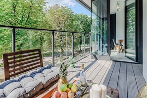 Outdoor dining - Lumina spacious apartments with parking in Warsaw (Warszawa)