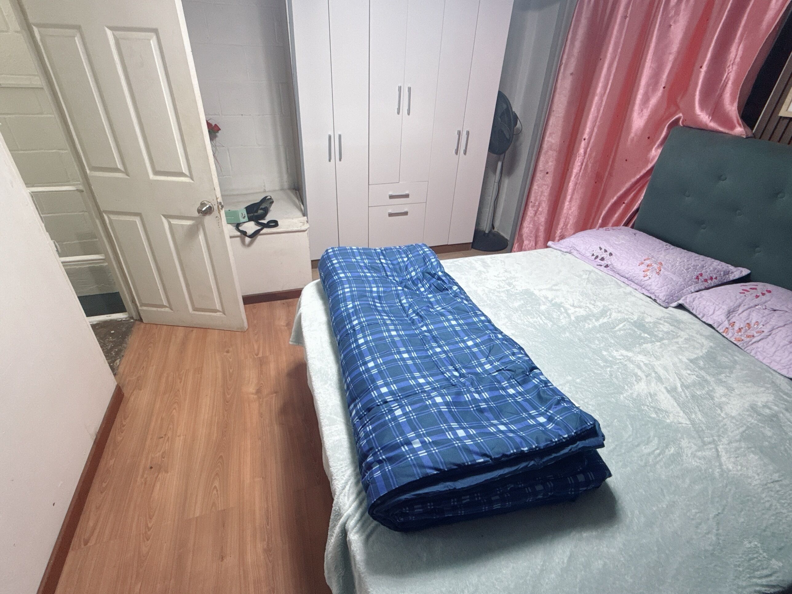 1 slaapkamer, een strijkplank/strijkijzer, wifi, beddengoed