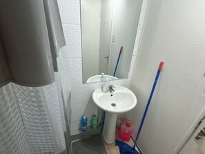 Hiustenkuivaaja, pyyhkeet, saippua, vessapaperi