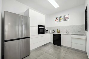 冷蔵庫、電子レンジ、オーブン、コンロ
