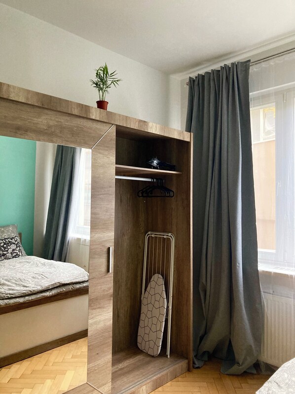 1 bedroom, iron/ironing board, internet