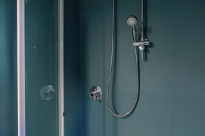 Loft | Bagno | Doccia, asciugacapelli, asciugamani, sapone
