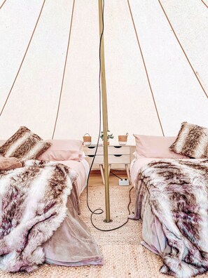 1 bedroom, bed sheets