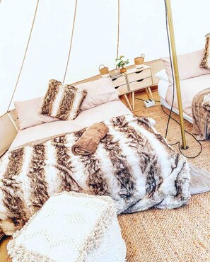1 bedroom, bed sheets