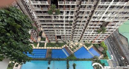 Aesthetic Cozy Apartment Condo with pool balcony & deck