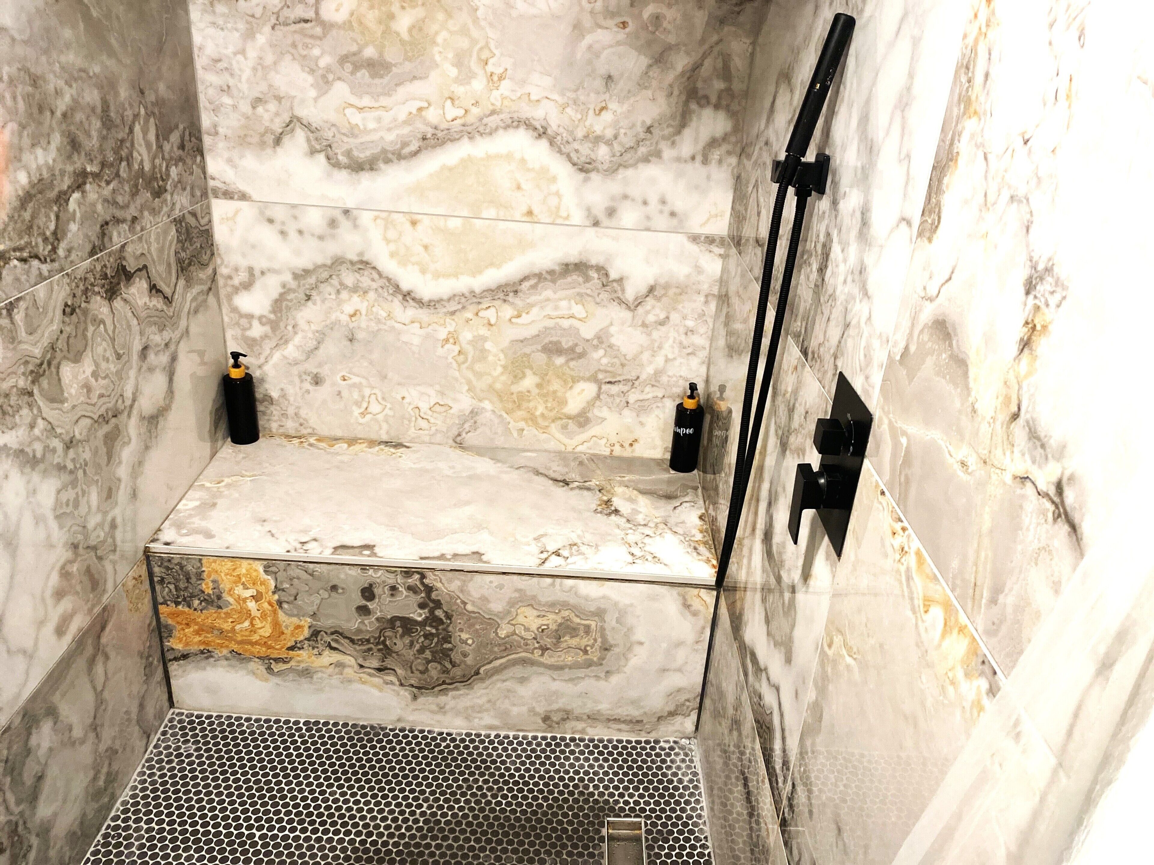 ヘアドライヤー、タオル、石鹸、トイレットペーパー