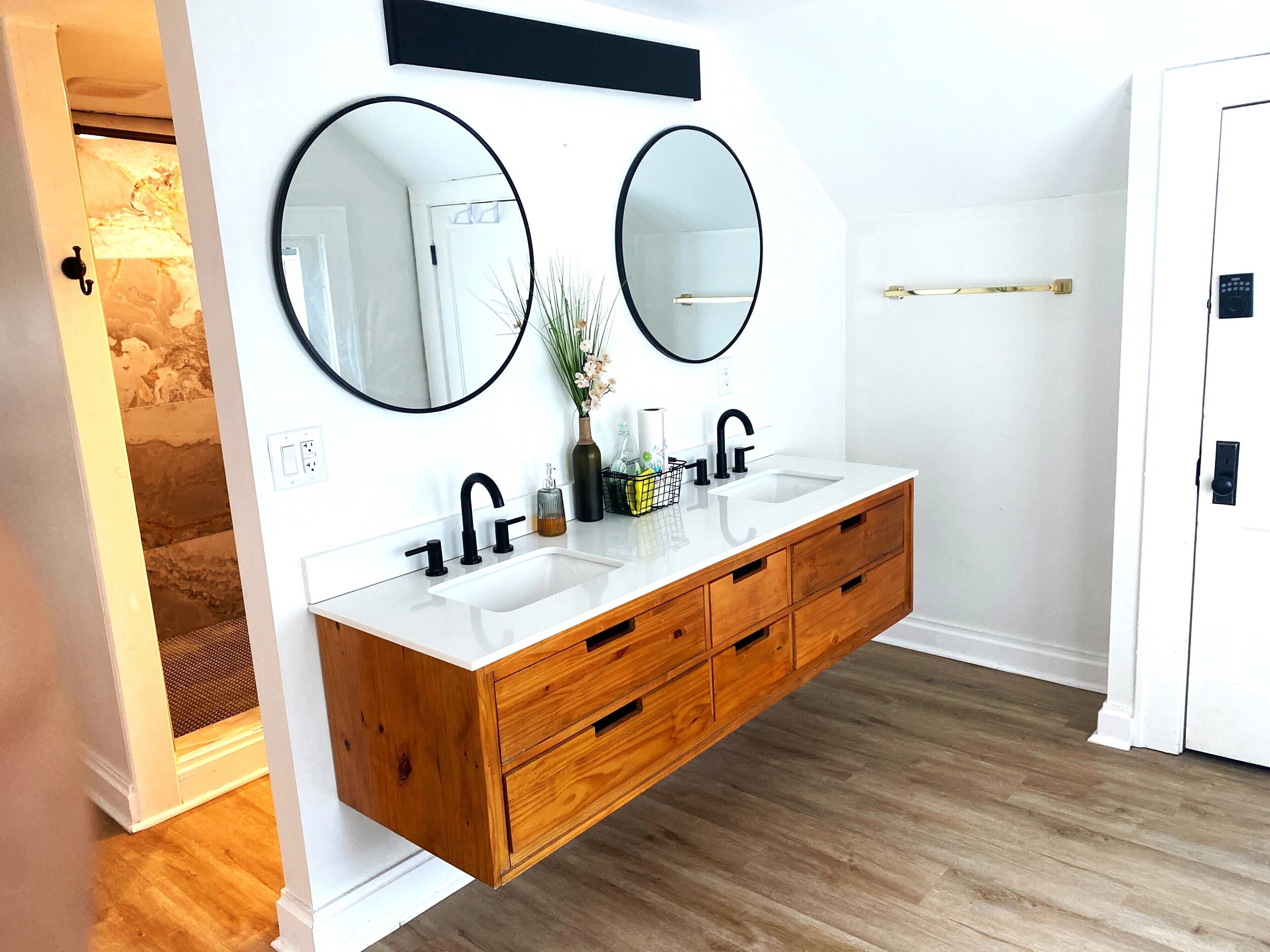 Haartrockner, Handtücher, Seife, Toilettenpapier