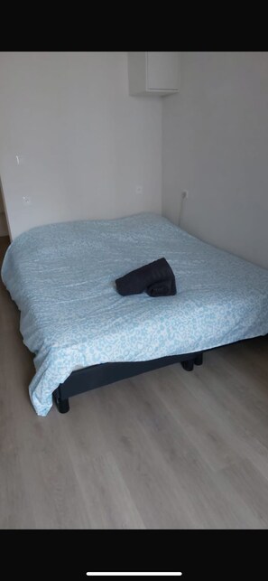 5 bedrooms, iron/ironing board, WiFi, bed sheets