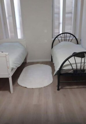 5 bedrooms, iron/ironing board, WiFi, bed sheets - 5 bedroom apartment new in Collobrieres (Collobrières)