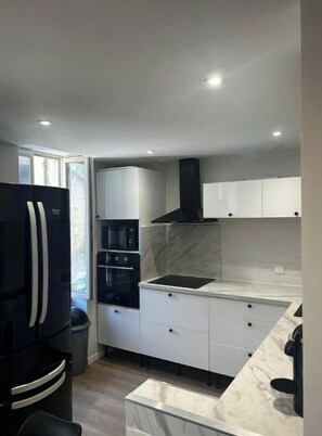 Microwave, oven, stovetop, dishwasher - 5 bedroom apartment new in Collobrieres (Collobrières)
