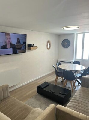 TV - 5 bedroom apartment new in Collobrieres (Collobrières)