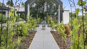 En moderne bygning med en glasfacade og en metalbue.