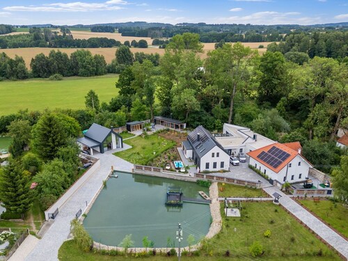 Beautiful private villa for 20 guests with A/C, hot tub, WIFI, TV, terrace and pets allowed